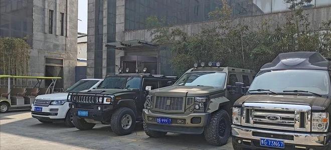 山集团现身网友热议：揽胜车身竟是最小！CQ9电子平台网站崔培军车队在河南矿(图3)