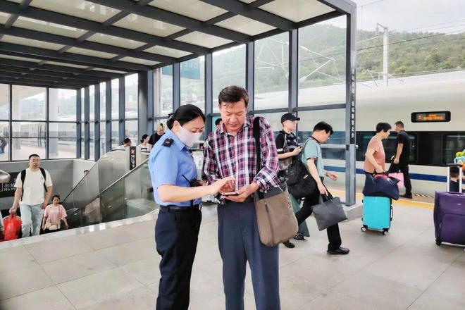 梅龙高铁五一假期客流持续增长CQ9电子登录注册巨龙腾空！(图2)