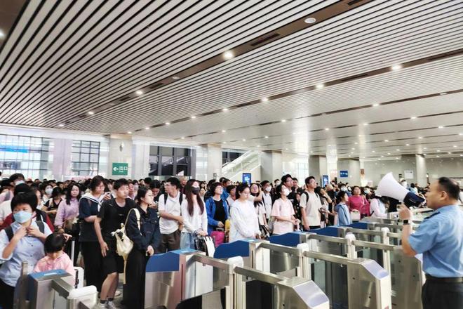 梅龙高铁五一假期客流持续增长CQ9电子登录注册巨龙腾空！(图3)